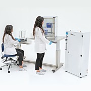 在自动高度调节台顶部的干燥器柜与氮气发生器