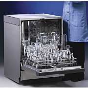 通过Labconco独立Flaskscrubber玻璃器皿垫圈shown with narrow-neck lab glassware