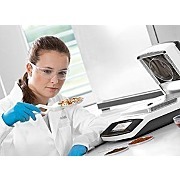 实验室操作员在样品热分析中使用Sartorius公司的MA160红外水分仪