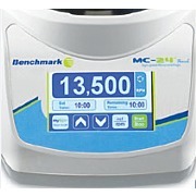 MC-24 Touch micro离心机的全色触摸屏功能，由基准科学显示rpm和rcf速度，设置和内存