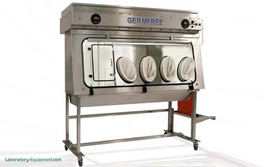 VersaFlow复合无菌隔离器显示有四个手套端口