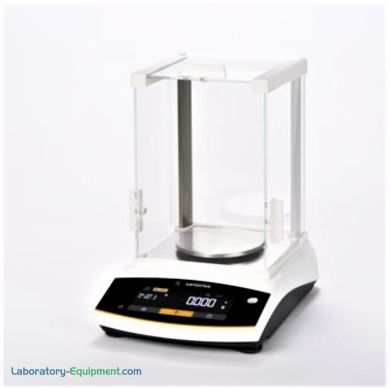 型号的称重能力从220克到8200克，具有手动通风屏蔽，isoCAL, LED触摸显示和12个内置应用程序