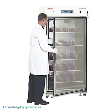 Thermo Fisher Scientific的大容量Reach-In CO2培养箱，具有定向水平层流气流;29.0铜。英尺模型也在230V | 3615-38显示