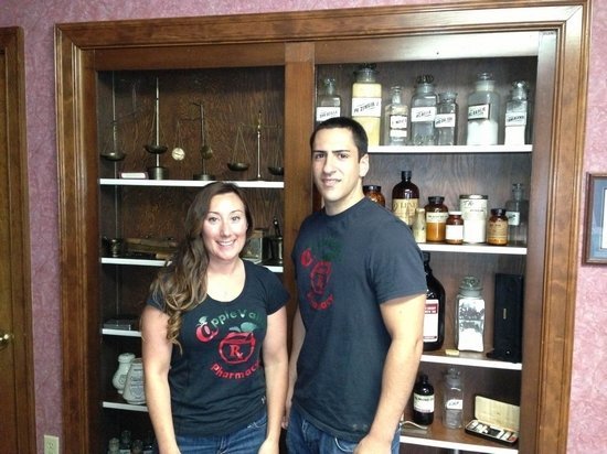 Annmarie Cloutier，Pharmd和Joey Graziadio，Pharmacy Technician，参加美国兽医学院，引入为苹果谷药房的兽医患者制备定制的复合药物的创新方法。