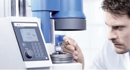 放置棉线和点火线以准备燃烧。显示：IKA C 1热量计。