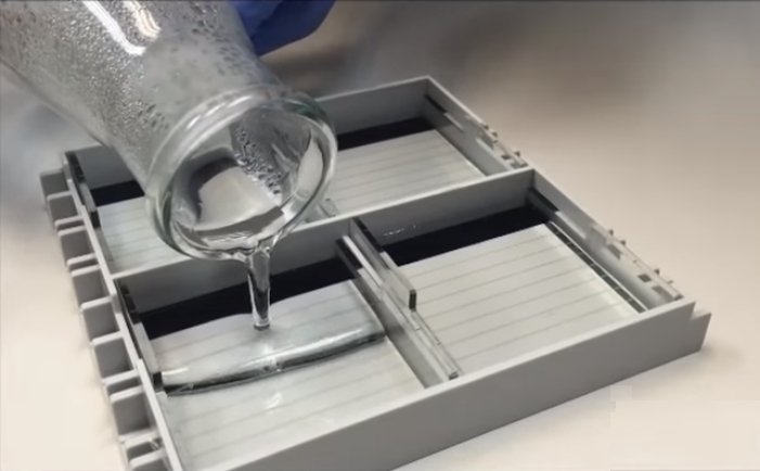 Pouring electrophoresis gel into preparation
