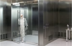 Terra's BioSafe®钢洁净室，无污染玻璃门。